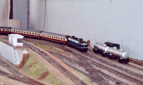 un train d'agence entre en gare de Laroche ct sud